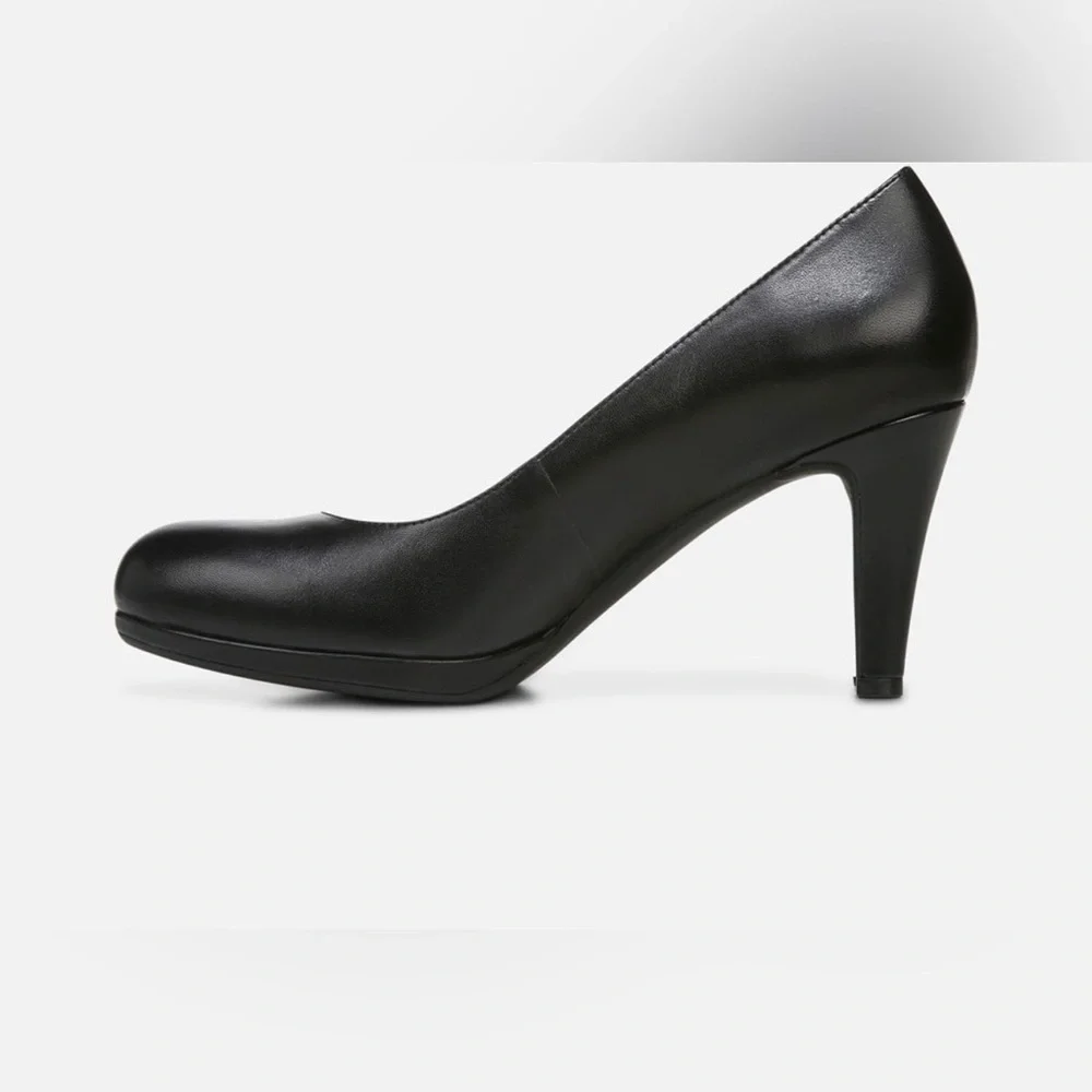 Naturalizer Michelle black leather pumps.